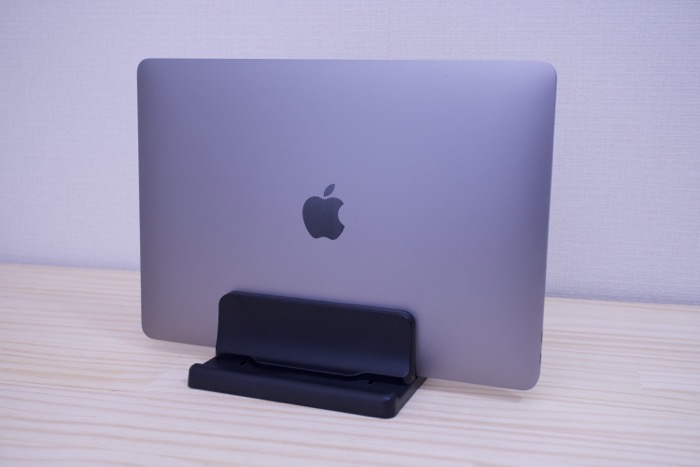 プラスチック製MacBookスタンド